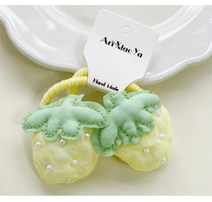 Détail de l'élastique fraise fait main avec fruit en tissu 3D et perles blanches
