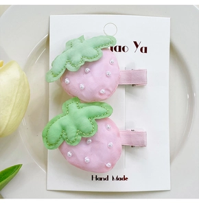 Détail de pinces à cheveux fraises roses faites main avec perles et feuilles en tissu vert