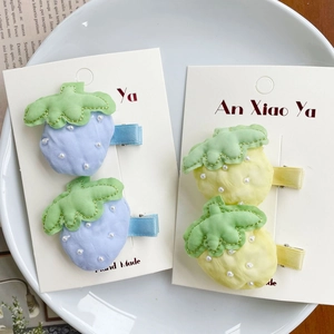 Barrettes à cheveux fraises artisanales en tissu avec perles en bleu et jaune