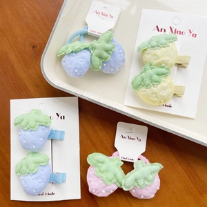 Barrettes et chouchous fraise faits main en tissu avec perles aux couleurs pastel douces
