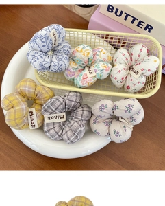 Vue détaillée d'élastiques à cheveux en tissu floral de style coréen aux motifs variés