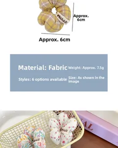 Détail des chouchous en tissu fleuri de 6cm avec étiquettes de taille et motifs