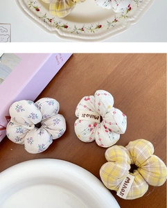 Lot de trois chouchous en tissu floral aux motifs violet, rouge et carreaux jaunes