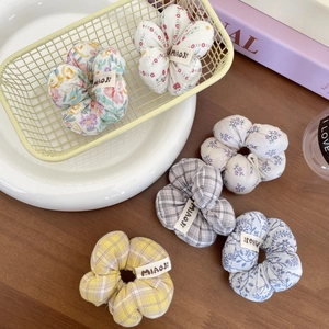 Chouchous en tissu fait main en forme de fleur avec motifs floraux et coloris macaron