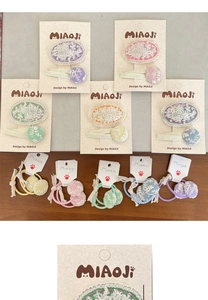 Détail de barrettes brodées en dentelle et d'élastiques à cheveux aux couleurs pastel