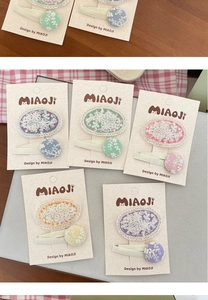 Vue détaillée de pinces à cheveux avec broderie en dentelle de diverses couleurs