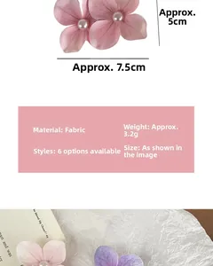 Détail de la pince à cheveux orchidée avec pétales roses et centre en perle
