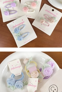 Détail de barrettes et chouchous camélia faits main aux douces couleurs de macaron
