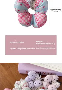 Détails de chouchous en tissu à carreaux et à pois avec étiquette de marque sur bois