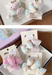 Détail du lot de chouchous à nœuds en tissu à carreaux sur carte de présentation