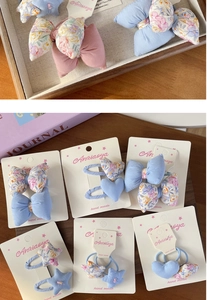 Détail de pinces à cheveux et élastiques en tissu floral faits main tons bleu et rose