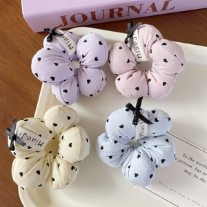 Lot de 4 chouchous fleurs pastel avec pois cœurs noirs et décoration ruban