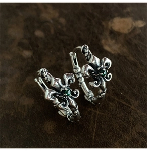 Detailaufnahme der Fleur-de-Lis Ohrringe mit Smaragd-Zirkon in silbernem Retro-Finish