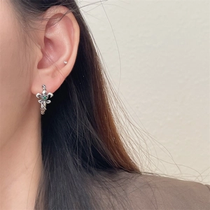 Makroaufnahme von Vintage-Iris-Ohrringen aus Silber mit smaragdgrünem Zirkonia