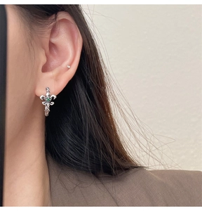 Detail von Vintage Silberohrring mit gotischem Iris Motiv und smaragdgrünem Zirkon