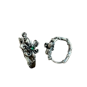 Vintage-Creolen aus oxidiertem Silber mit Fleur-de-Lis und grünem Smaragd-Zirkon