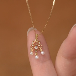 Collier Vintage en Cuivre Plaqué Or Pierre de Lune Künstliche Perle Pendentif Dentelle Ajourée Bijou Élégant pour Femme Mariage Fête