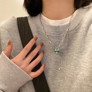 Collier Multicouche en Cuivre Plaqué Argent Avec Pendentif Cœur à Rayures Vertes Chaîne Trombone et Pompon pour Femme