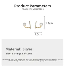 Vue détaillée du clip d'oreille perle dorée de 1,4cm par 1,5cm avec tige argent 925