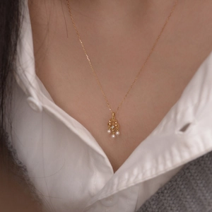 Collier vintage doré avec pendentif dentelle, pierres de lune et perles blanches