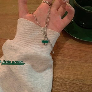 Collier coeur minimaliste en argent avec bague assortie aux motifs rayés vert foncé
