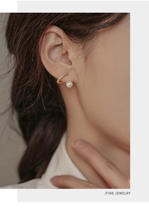 Gros plan de clips d'oreilles élégants en or et perles sertis de diamants