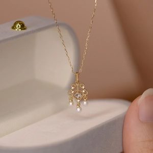 Collier de perles vintage doré avec pendentif pierre de lune et design filigrane pour femme