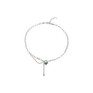 Collier chaîne trombone argentée avec pendentif cœur vert au style industriel minimaliste