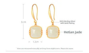 Detail van vierkante Hetian jade oorbellen met vergulde zilveren haken en afmetingen