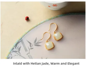 Detail van Hetian jade gouden oorbellen met verfijnde klauwzetting op zen achtergrond