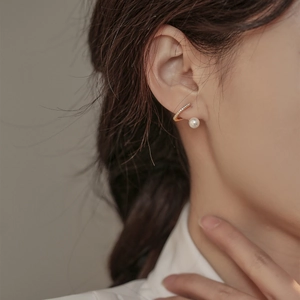 Boucles d'oreilles clips perles élégantes avec support doré serti de diamants sur modèle