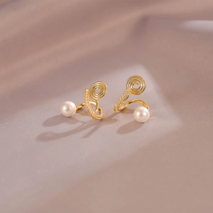 Élégantes boucles d'oreilles clips perles dorées avec design spirale sur tissu en soie