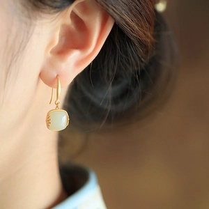 Antieke gouden Hetian jade oorbellen met vierkante groene edelstenen in retro-stijl