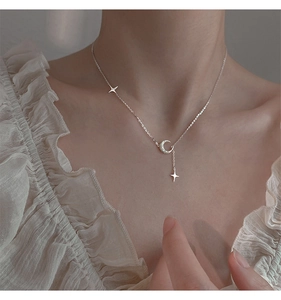 Dettaglio della collana con luna e stella con micro-cristalli su modella