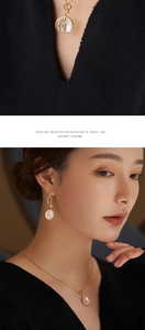 Gros plan détaillé d'un ensemble de collier et boucles d'oreilles dorés avec nacre