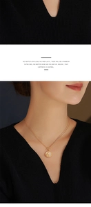 Gros plan détaillé d'un collier en or avec pendentif rond en nacre porté par un mannequin