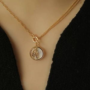 Collier double chaîne doré avec pendentif nacre motif blé et fermoir à bascule