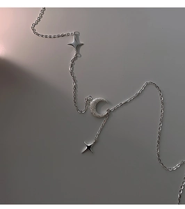 Dettaglio macro della collana luna in argento con micro-pavé di cristalli e stelle