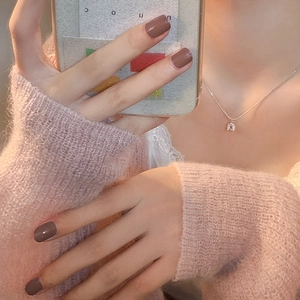 Collier avec pendentif rond en zircon rose sur une chaîne fine élégante pour femme