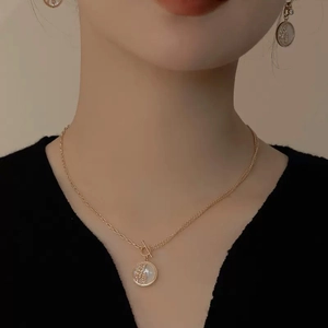 Parure de bijoux dorés avec collier et boucles d'oreilles à motif de blé gravé sur mannequin