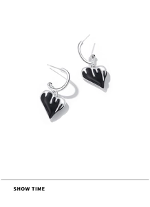 Λεπτομέρεια από ασημένια σκουλαρίκια καρδιά με υφή λάβας και μαύρο φινίρισμα