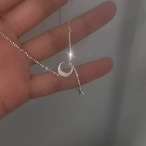 Elegante Collana Con Pendente a Stella e Luna Tono Argento Zirconia Texture Smerigliata Catenina da Clavicola Gioielli Per Donne Ragazze Semplice Design di Nicchia Accessori da Collo