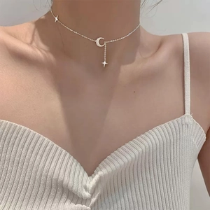 Collana con ciondolo a luna satinata e stella in argento con zirconi scintillanti