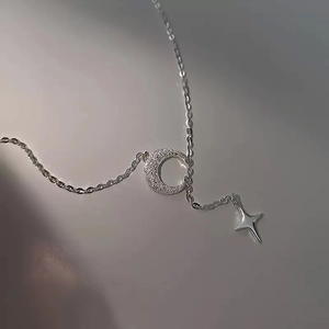 Collana con ciondolo a luna satinata e stella in argento dal design minimalista elegante