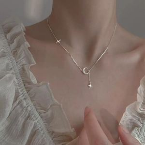 Collana con ciondolo a luna satinata e stella con cristalli per donne eleganti