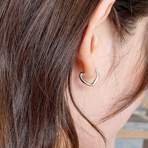 Élégantes boucles d'oreilles créoles cœur évidé en argent poli pour femmes design chic