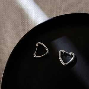Boucles d'Oreilles Créoles Cœur Minimalistes pour Femmes Cuivre Plaqué Argent Boucles d'Oreilles en Forme de Cœur Creux Bijoux