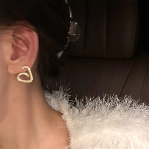 Vue détaillée de boucles d'oreilles cœur dorées avec oxydes de zirconium scintillants