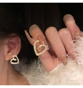 Gros plan de boucles d'oreilles en zircon en forme de cœur montrant la taille délicate