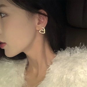 Vue détaillée de boucles d'oreilles cœur en zircone plaquées or sur un mannequin